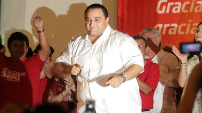 Roberto Borge en julio de 2010, cuando celebró el triunfo que lo llevó a la gubernatura de Quintana Roo