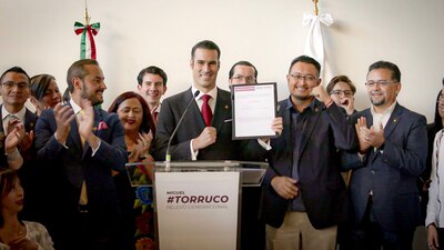 El diputado mostró su boleta de registro