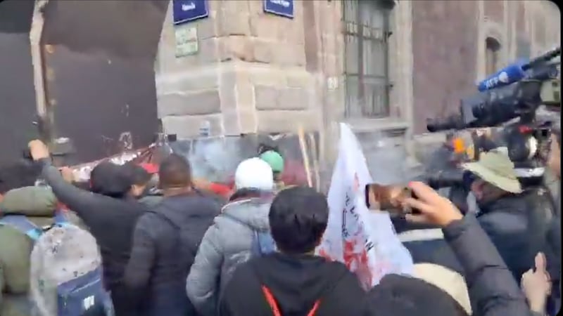 “Claudia decía que todo cambiaría, mentira, mentira”: CNTE protesta afuera de Palacio Nacional