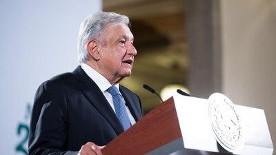 El Presidente asegura que la publicación británica interviene en política mexicana