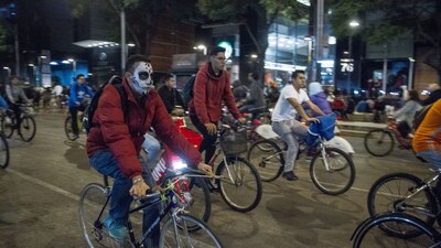 El paseo ciclista es una de las actividades que prepara la Ciudad en Día de Muertos