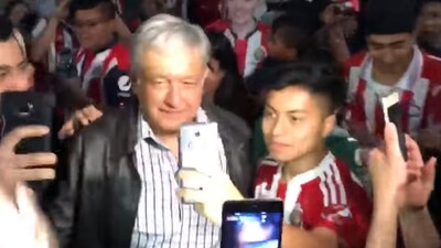 Aficionados de las Chivas pidieron selfies a AMLO en el aeropuerto capitalino