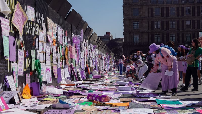 ¿Por qué no debes llevar a tu novio a la marcha del 8M? Las colectivas lo explican