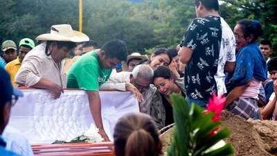 En el ataque murieron el alcalde Conrado Mendoza Almeda, su padre y ocho policías municipales