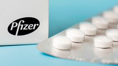 El medicamento se une a una enzima llamada proteasa para evitar que el virus se replique