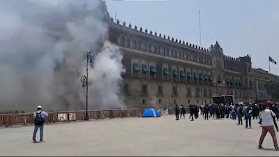 Los normalistas realizaron un mitin y después lanzaron los explosivos a las puertas del recinto