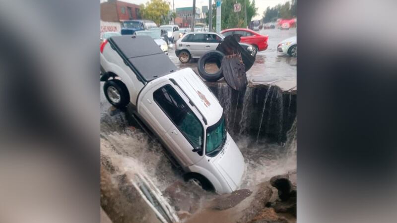 FOTOS: Auto cae a socavón formado por lluvias en Ecatepec