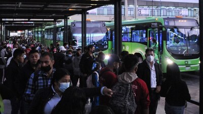 Personas hacen fila en Pantitlán para abordar camiones del RTP