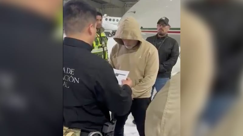 Avión que trasladó a Bermúdez Requena aterriza en Toluca; cumplimentan orden de captura