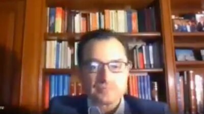 El académico fue exhibido haciendo comentarios misóginos sobre la movilización de las mujeres