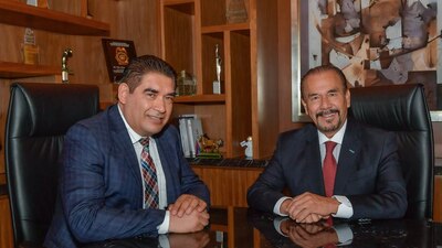 El alcalde Pedro Rodríguez (der.) y el tesorero municipal, José Ortega Ríos (izq.) han mantenido estables las finanzas municipales