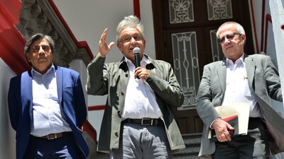 AMLO, entre Gerardo Esquivel (izq.) y Carlos Urzúa