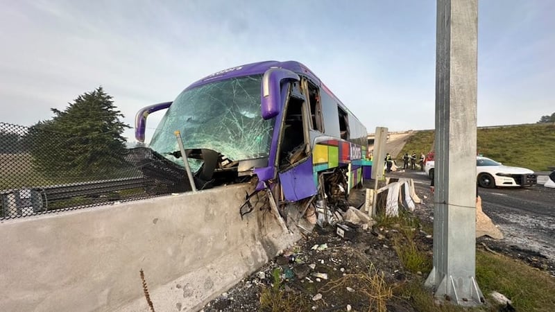 Fuerte accidente de autobús deja 33 lesionados en Atlacomulco; la unidad quedó deshecha