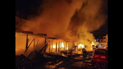 Consumió 50 locales y la mercancía que se guardaba al interior, pero no hay víctimas