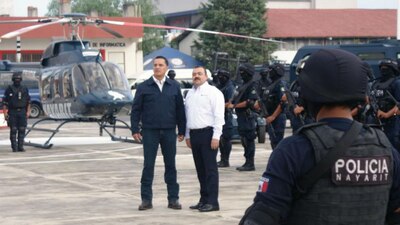 El gobernador de Nayarit (izquierda) junto al exfiscal Edgar Veytia en un operativo de seguridad