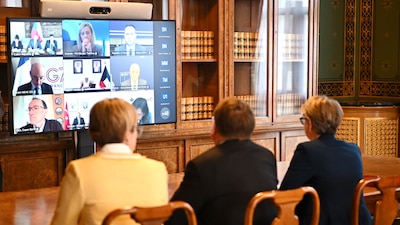 La secretaria de Asuntos Exteriores británica, Yvette Cooper, a la derecha, asiste a una cumbre virtual en el Ministerio de Asuntos Exteriores y de la Commonwealth en Londres, el jueves 2 de abril de 2026, con alrededor de 35 países para discutir formas de reabrir el estrecho de Ormuz. (Leon Neal/Foto de la piscina vía AP)