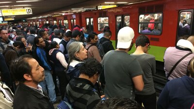 La gente espera a los trenes para poder abordar el Metro