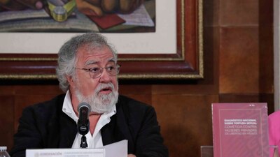 Encinas expuso que su postura es la de apegarse a la Constitución