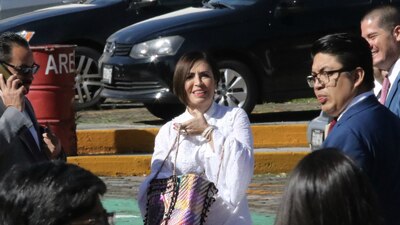 La funcionaria es acusada de ejercicio indebido del servicio público