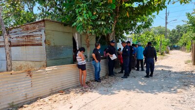 La familia buscaba mitigar el intenso calor con el aire acondicionado de su auto