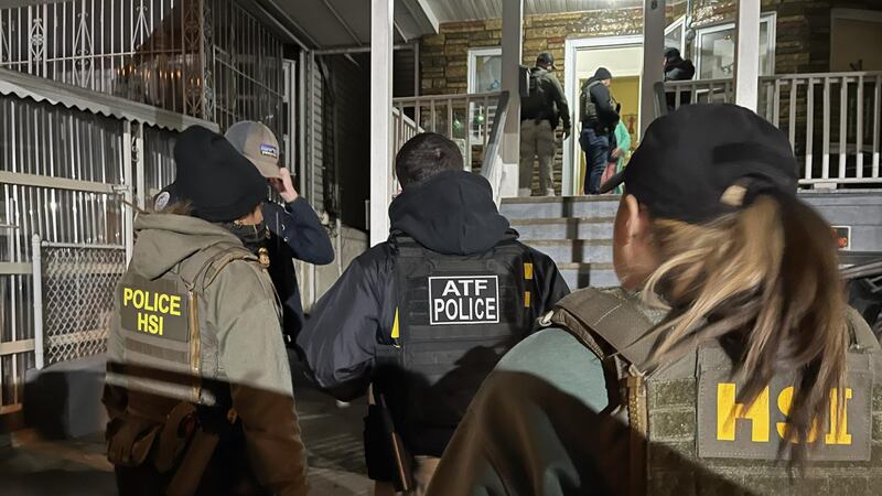 SRE abre líneas de emergencia tras redadas migrantes en EU; Monreal llama al cese de operativos