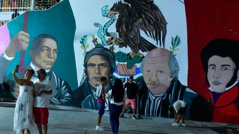 Proponen sanciones contra políticos que alteren nombres de personajes en actos cívicos