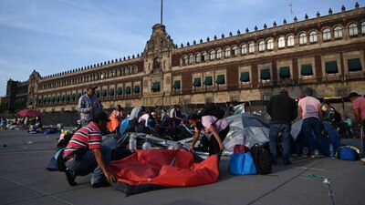 Miembros de la CNTE retiran sus pertenencias frente a Palacio Nacional