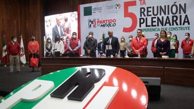 René Juárez Cisneros, Alejandro Cárdenas Moreno, y Carolina Alma Viggiano, durante la clausura de la plenaria de los diputados del PRI.