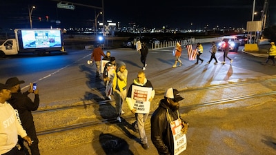 Los trabajadores comenzaron a hacer piquetes en el puerto de Filadelfia poco después de la medianoche