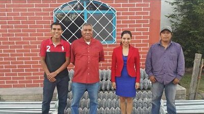 Iris Aguirre, del Partido Encuentro Social, entregando materiales de construcción