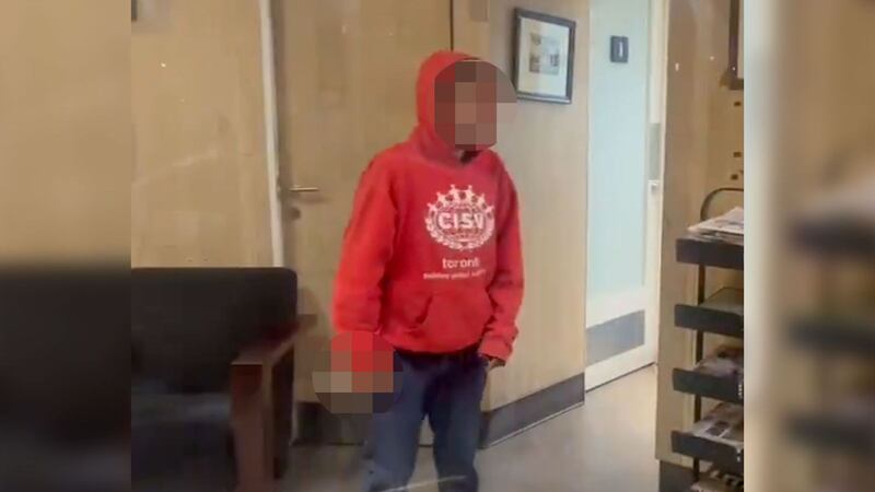 CDMX: Detienen a mujer por ingresar a cafetería y amenazar al personal con un cuchillo