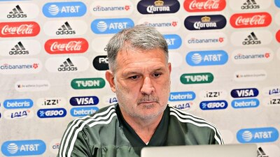 El seleccionador mexicano enfrentó las críticas de los aficionados en el AICM