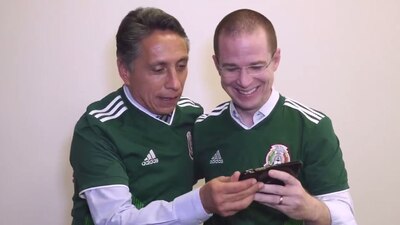 Manuel Negrete y Ricardo Anaya mientras ven el histórico gol del mundial 86