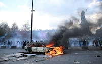 Macron culpa a “grupos radicales de extrema izquierda” por las violentas protestas en Francia