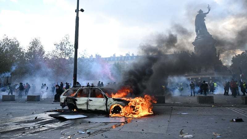 Macron culpa a “grupos radicales de extrema izquierda” por las violentas protestas en Francia