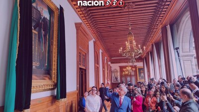 La obra fue develada junto a sus creadores: el pintor yucateco Jorge Ermilo Espinosa, así como 3 artesanas oaxaqueñas