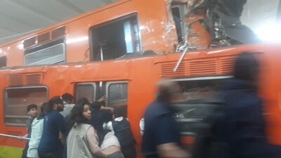 Usuarios del metro intentan salir tras el choque de dos unidades en la estación del Metro