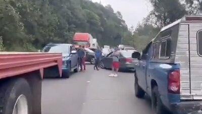 Automovilistas tuvieron que retroceder para evitar ser alcanzados por la violencia