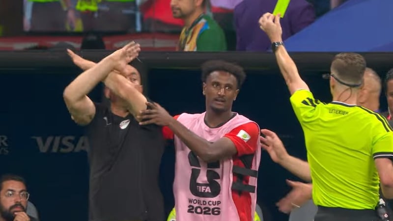 Critican al árbitro del partido Egipto vs. Argentina por ignorar protocolo antiracismo