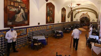 Una de las recomendaciones es mantener una amplia separación entre las mesas para prevenir los contagios