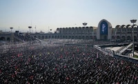 Piden venganza y muerte de Trump durante funeral del Ayatolá Ali Jamenei en Irán