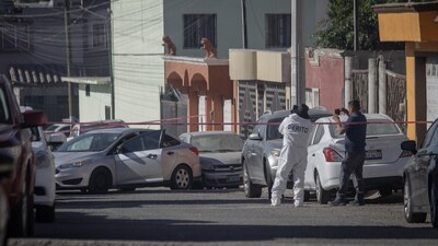 Peritos trabajan en la escena del crimen para abrir una carpeta de investigación del caso