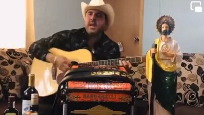 Uno de los temas asegura que los hermanos de 'El Ratón', Iván Archivaldo y Alfredo Guzmán, se encuentran molestos por su detención.