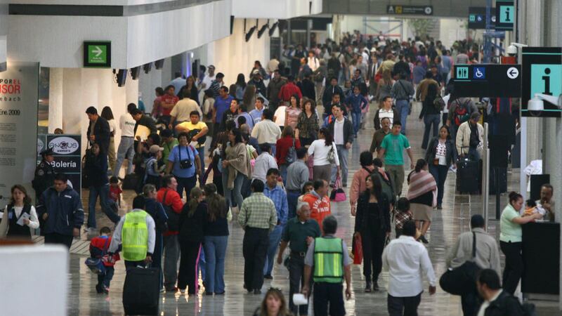 ¿Se retrasó tu vuelo? Las aerolíneas se comprometen a darte... ¡Agua!