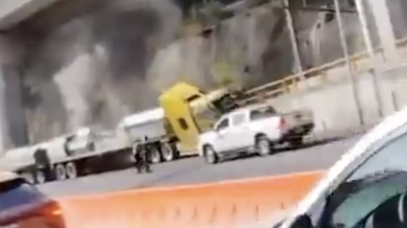 Tráiler choca contra más de 10 vehículos en caseta La Venta de la autopista México-Toluca