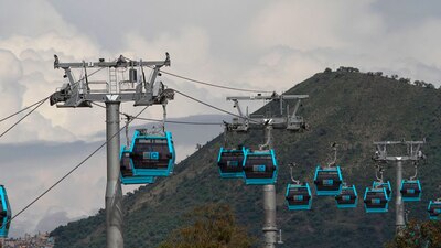 Durante casi una hora, usuarios quedaron suspendidos en las cabinas debido a una falla de comunicación del sistema