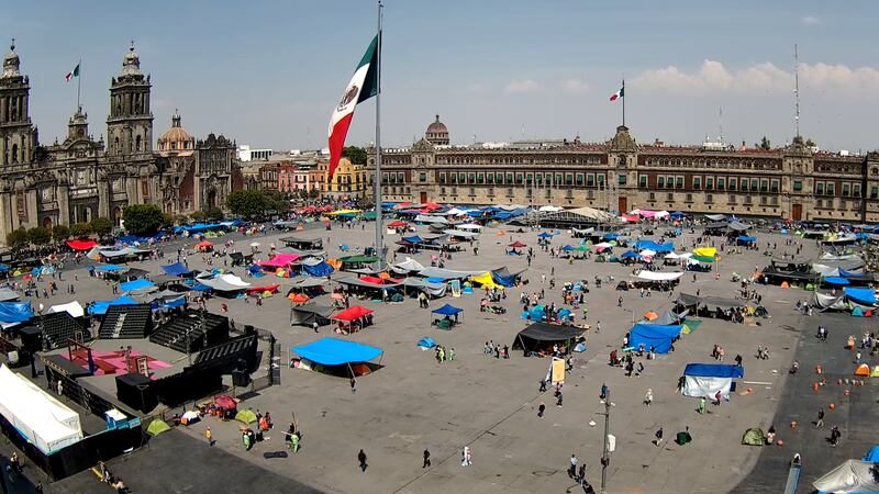 Maestros de la CNTE retiran plantón del Zócalo; analizan paro indefinido