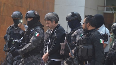 Bajo un fuerte dispositivo de seguridad, Dámaso López fue trasladado a las instalaciones de la Seido para que rinda su declaración