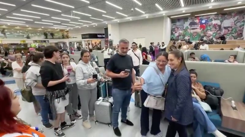 Arriba Sheinbaum a Madrid; seguirá su camino en vuelo comercial a Barcelona