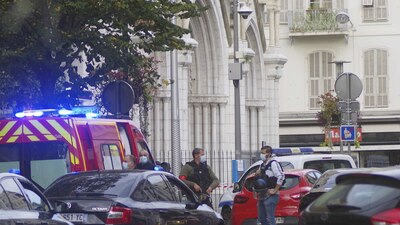 Policías franceses de pie junto a la iglesia de Notre Dame tras un ataque con arma blanca